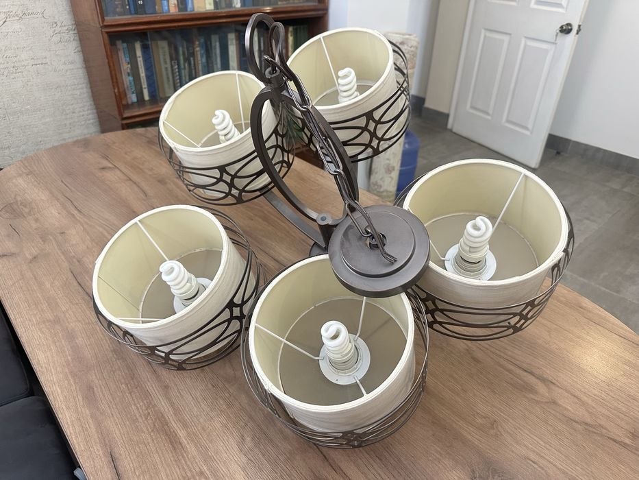 Продается люстра в хорошем состоянии