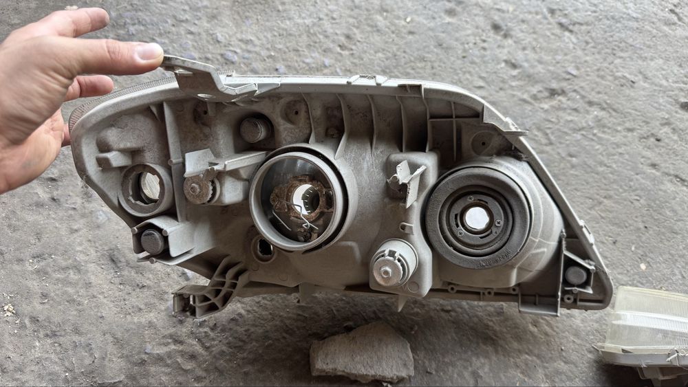 Продам пару фар Corolla 120