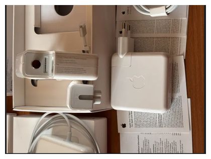 на MacBook - зарядка, блок питания, щнур макбука
