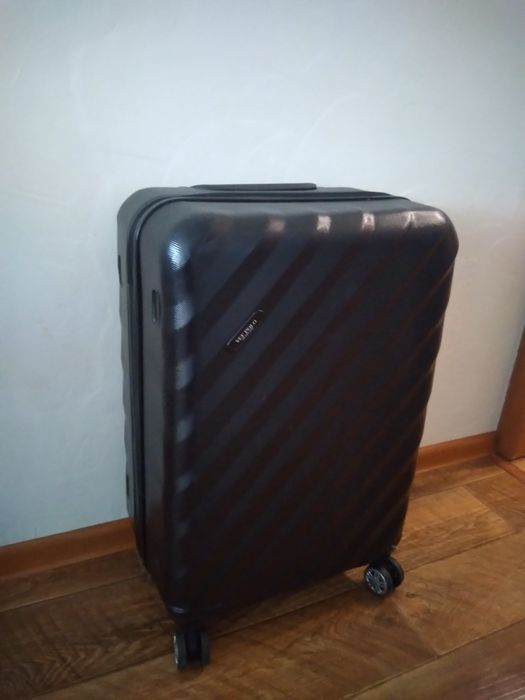 Чемодан чёрный за 5000 тенге