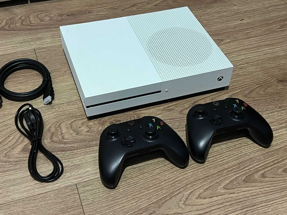 Consola XBOX ONE S Microsoft cu 2 manete originale,perfect functionala