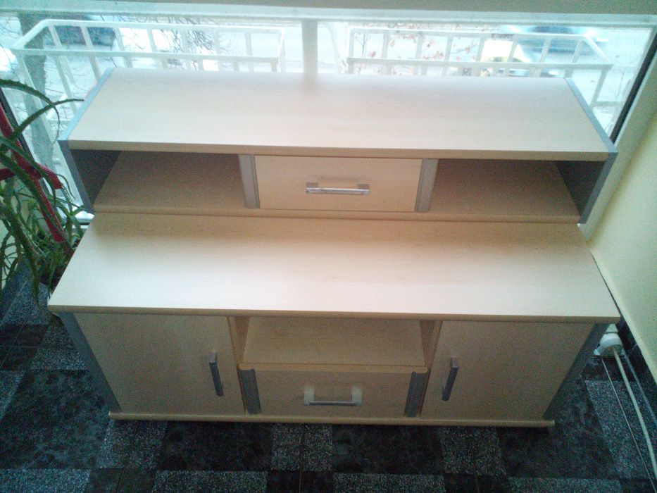 Vând comodă plus etajeră.