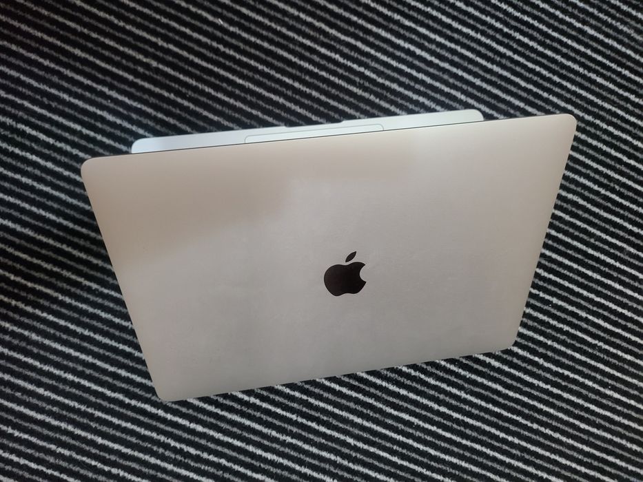 Macbook air m1 13 inch 2020 256 ssd 8 GB ram
