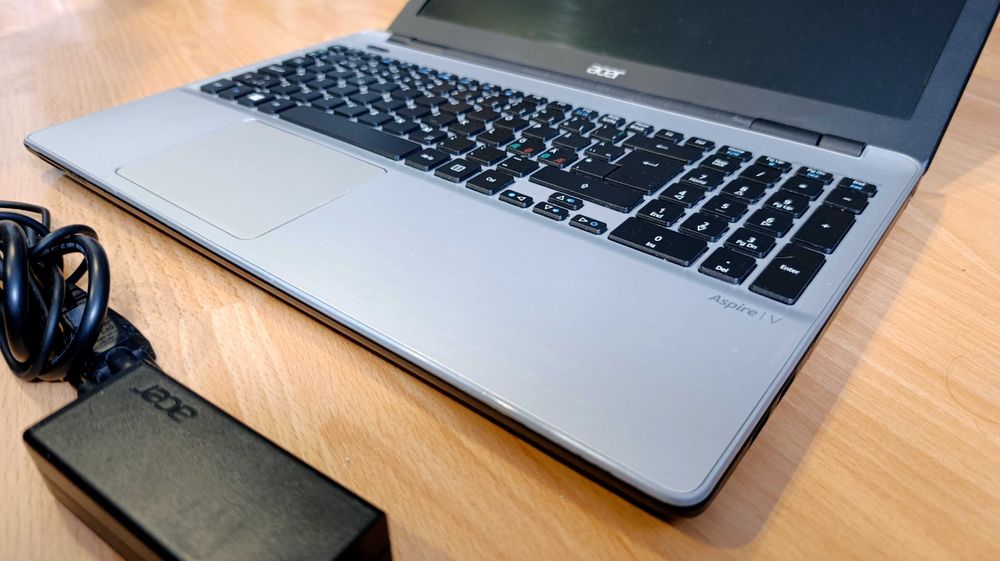 Acer Aspire V3-572, Intel 2957U, 8GB RAM, SSHD 500GB, baterie 3 ore