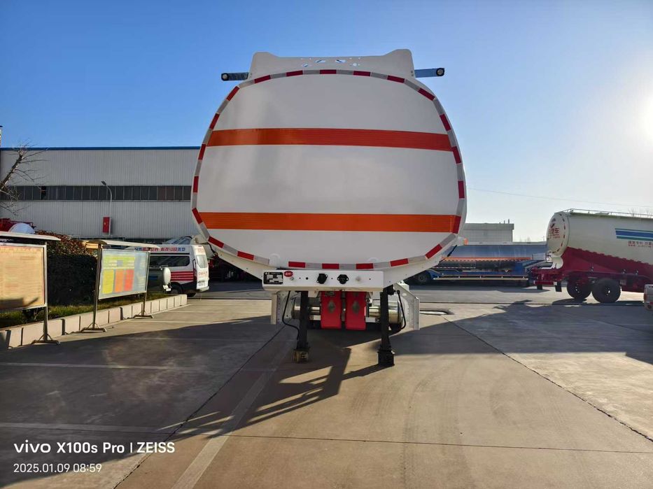 Tank yuk mashinasi, dizel, benzin tashish uchun maxsus yarim tirkama