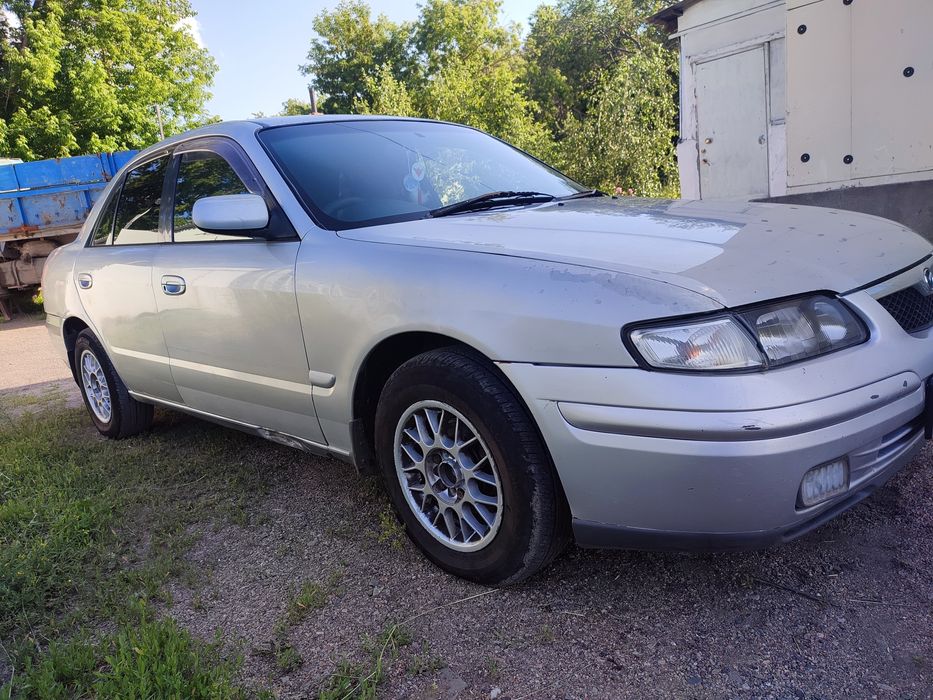 Легковая автомобил Мазда птичка