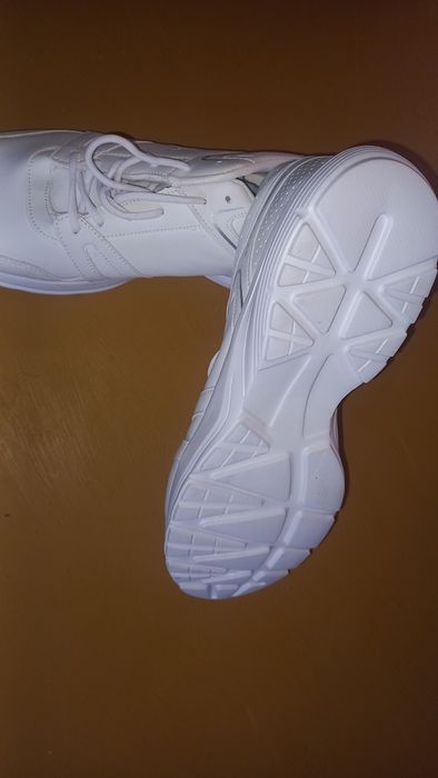 Продам кроссовки мужские белые.