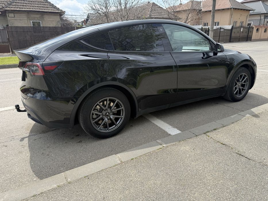 Tesla Y  2024 RWD