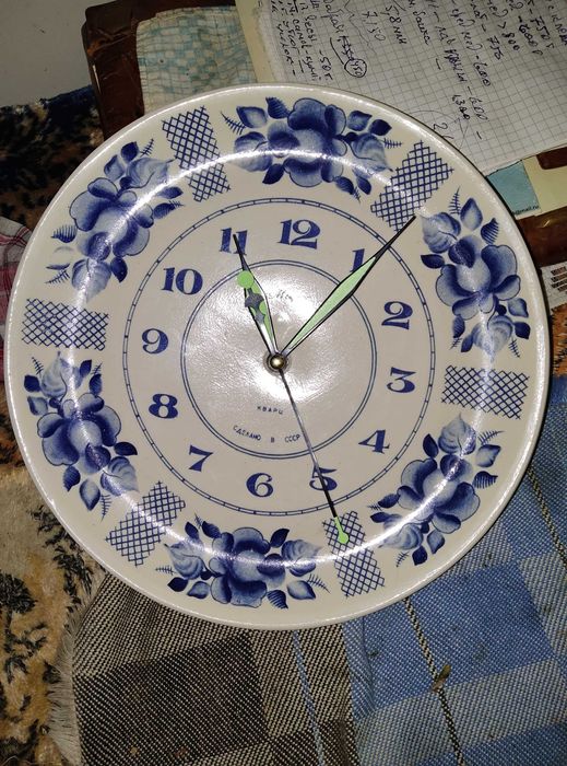 Часы"Маяк" на фарфоровой тарелке Гжель