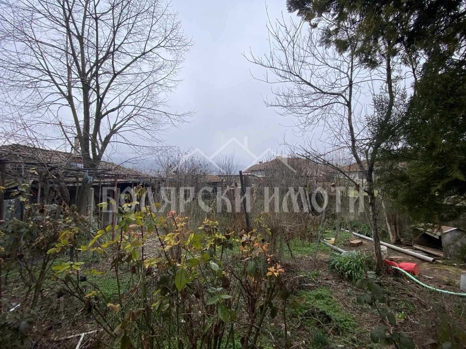 Масивна къща с гараж в с. Самоводене