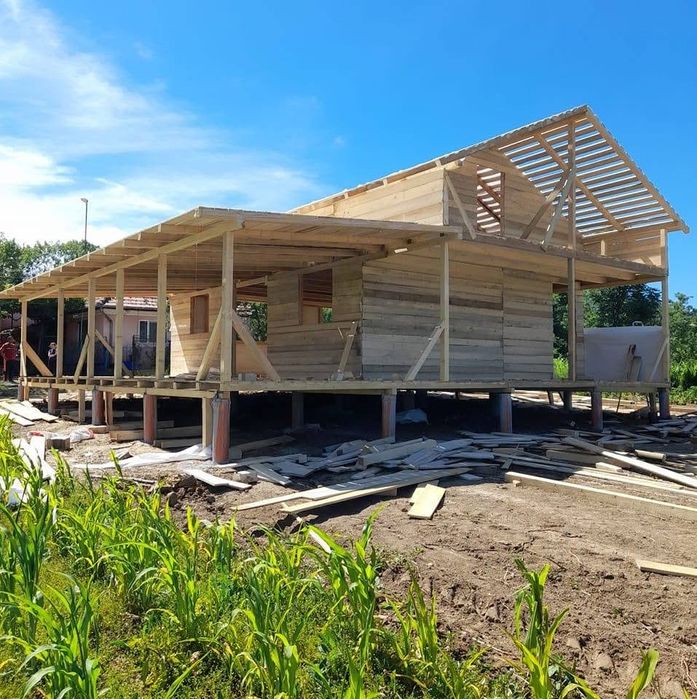Case din lemn pe pilonii din beton , sau teava retangulara