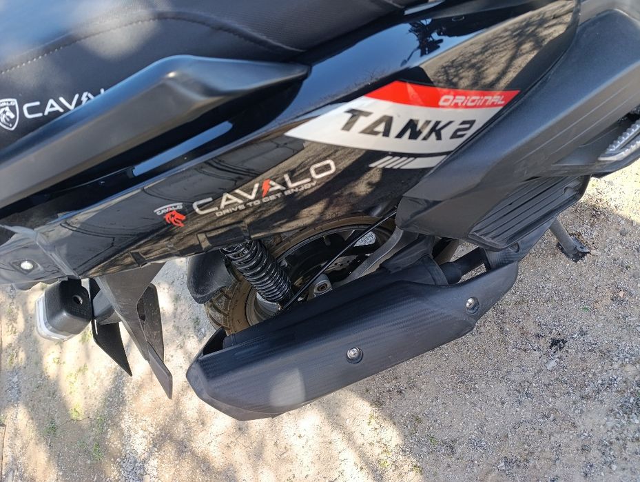 Skuter sotiladi tank