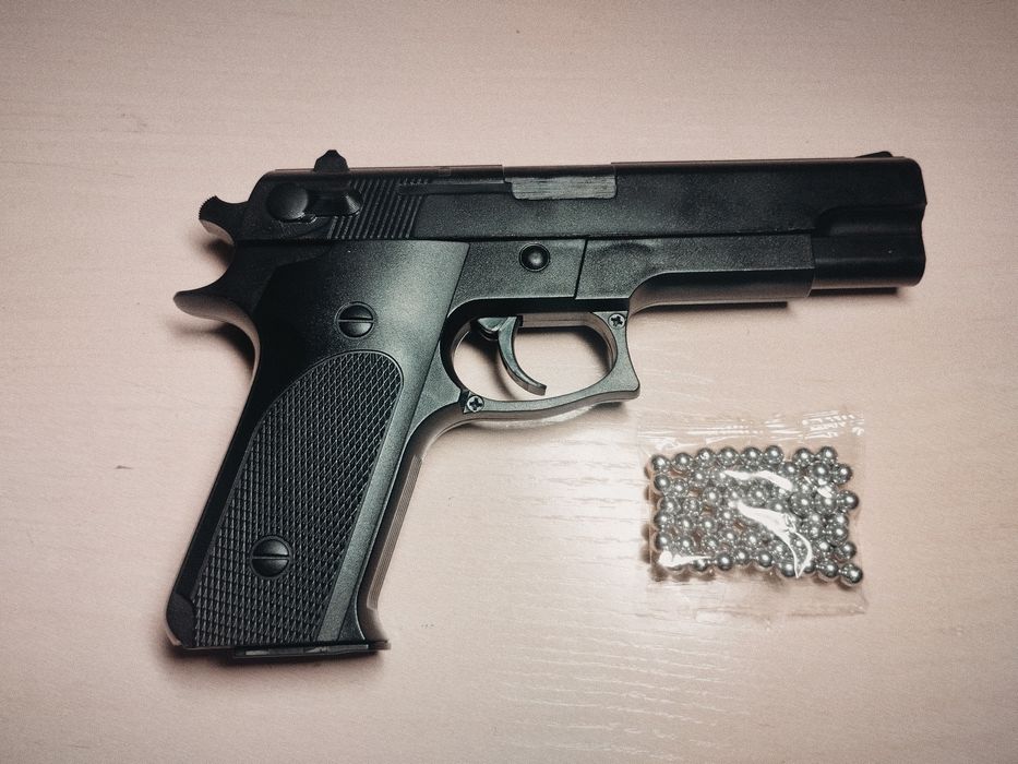 Игрушечный пистолет