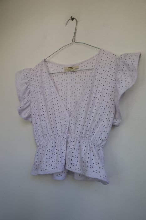 Top alb cu volane S