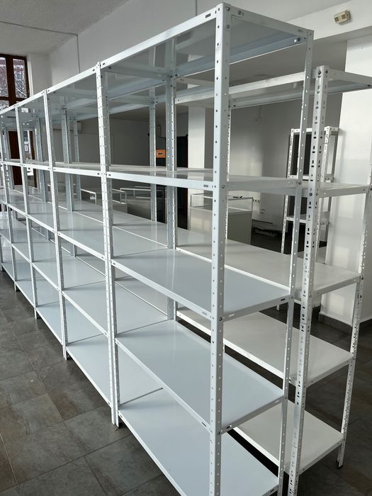 Пълно търговско оборудване за магазин – витрини, стелажи и щендери