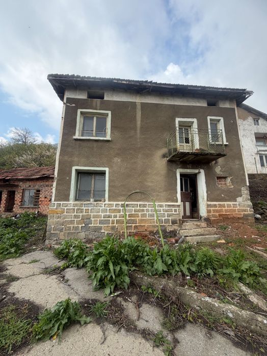 Двуетажна къща в село Челопек . Къщата е на два етажа с по три стаи на етаж , вътрешно стълбище и 700 квадрата двор. За ремонт