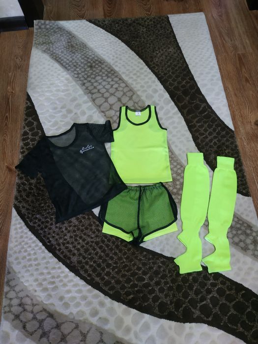 Продам гимнастический костюмчик для девочек.