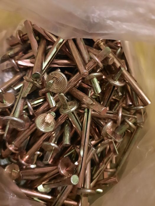 Шурупы и болты для ремонта.