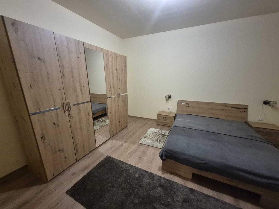Proprietar, închiriez apartament 3 camere ultracentral cu loc parcare