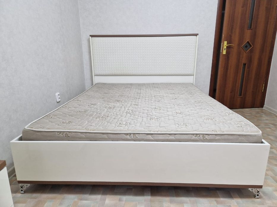 Двуспальная кровать