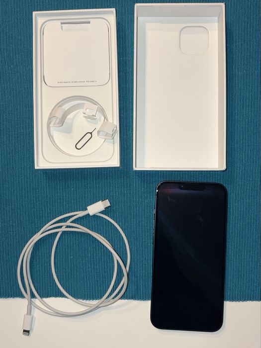 Продавам Iphone 13 black 128gb