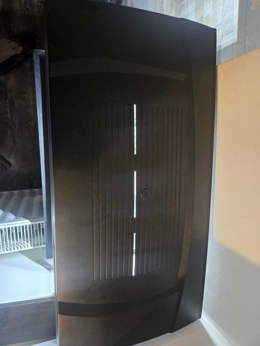 Vând set complet acvariu de 80 de litri împreună cu stativ din lemn, ambele în stare foarte bună, fără fisuri, zgârieturi majore sau defecte.