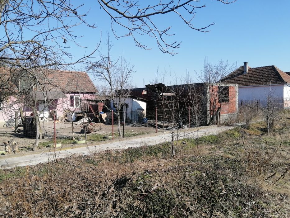 Vând teren în Lazuri cu construcție