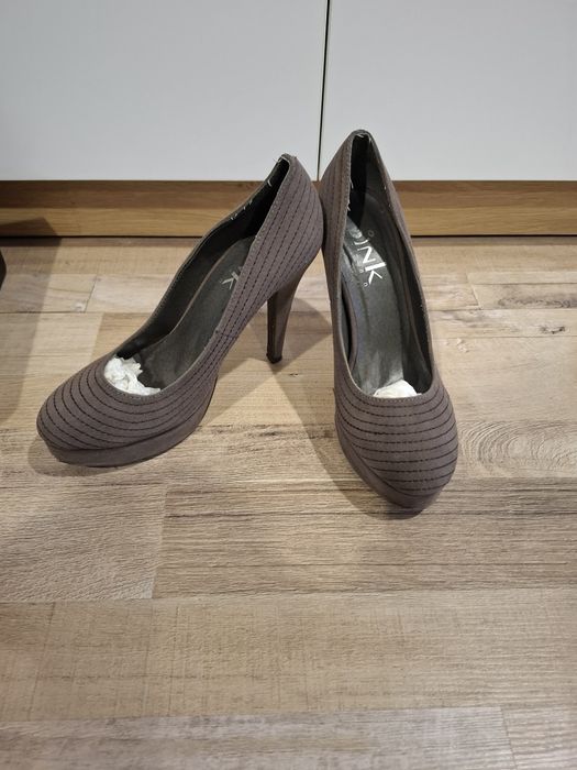 Обувки от велур с декоративни шевове.