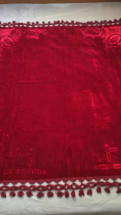 Тежка кадифена покривка за маса с фестони