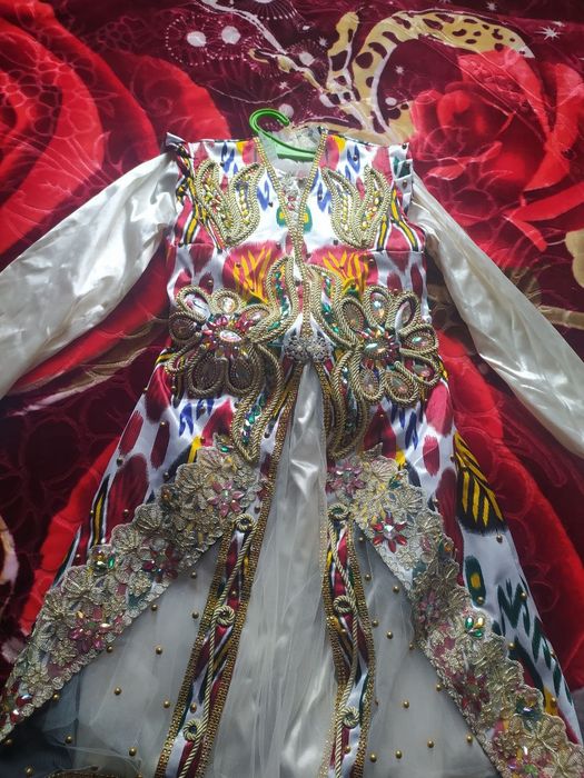 Kelinlar uchun Atlasni nimcha va koylagi va shimi  1 marta kiyilgan