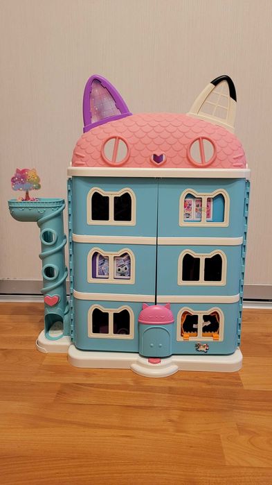 Casuta Gabby's Dollhouse originala de jucarie canta, cu 3 camere amenajate lift include papusa Briosel, Matisor, Bebe Cutiuta Pernmat, Dj Mat Pisirena