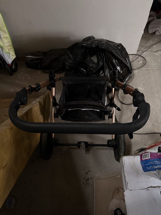 Vând cărucior tip lando/sport are și geantă, se poate observa în poză2