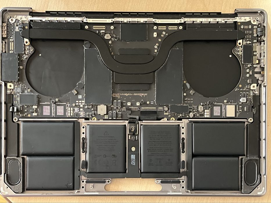 Laptop MacBook Pro, 14.2 inci, M1 Pro, 16 GB RAM, SSD 1 TB pentru