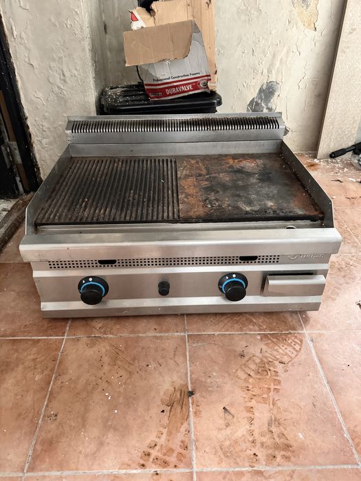 Gratar cu plita pe gaz profesional stare foarte buna, pret 3000 ron