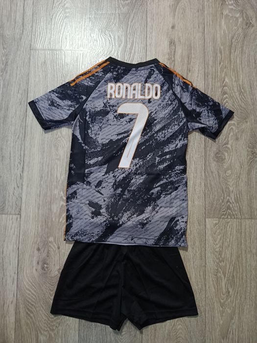 Футболен екип на Роналдо Реал Мадрид снимка бяла седмица