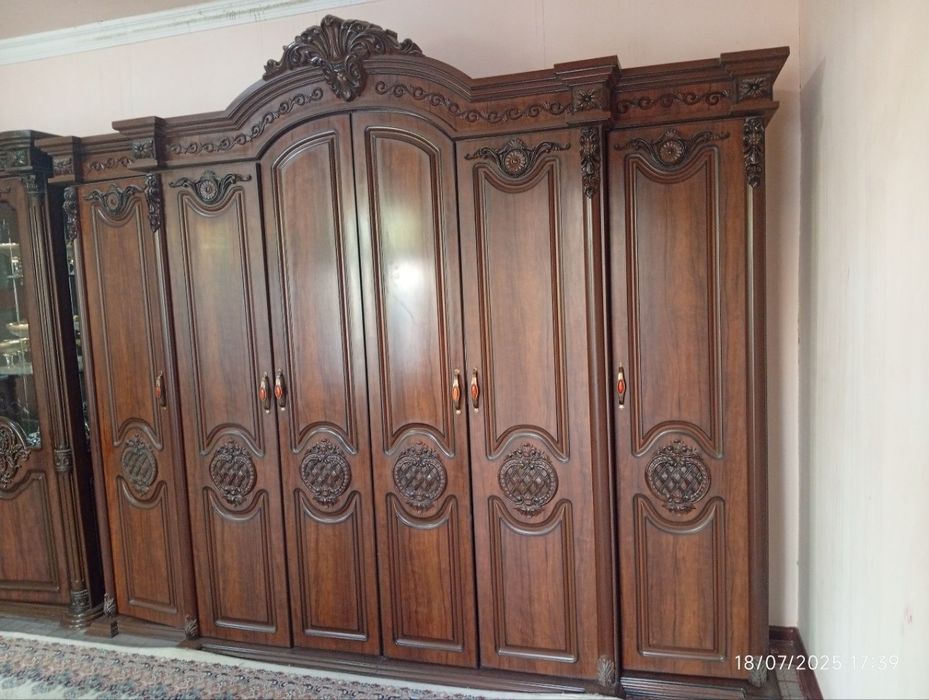 Yotoqxona mebeli va servant sotiladi