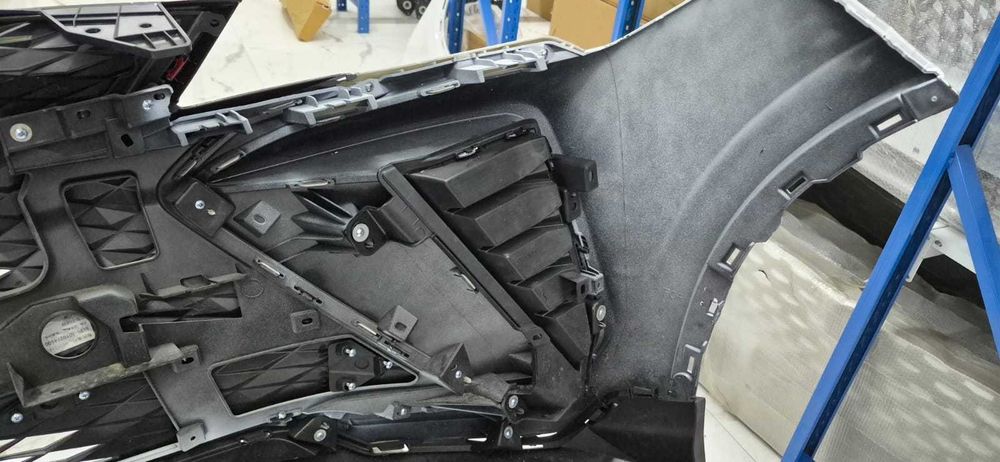 Передний бампер белый цвет Geely Coolray