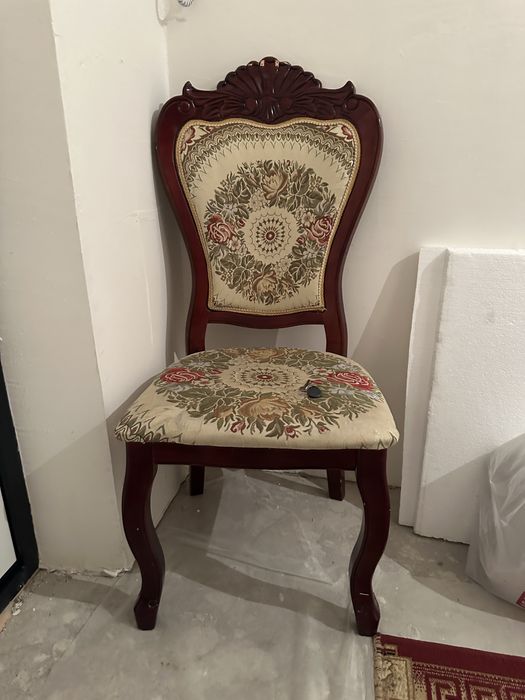 5 деревянных стулье в зал