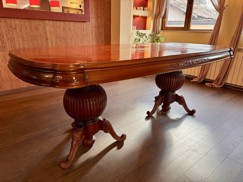 Продавам класическа трапезна маса с 8 стола - масив