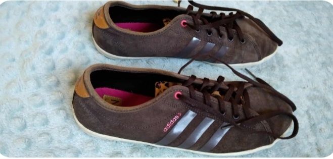 Teneși ADIDAS, piele întoarsă, m:38,5,30 lei