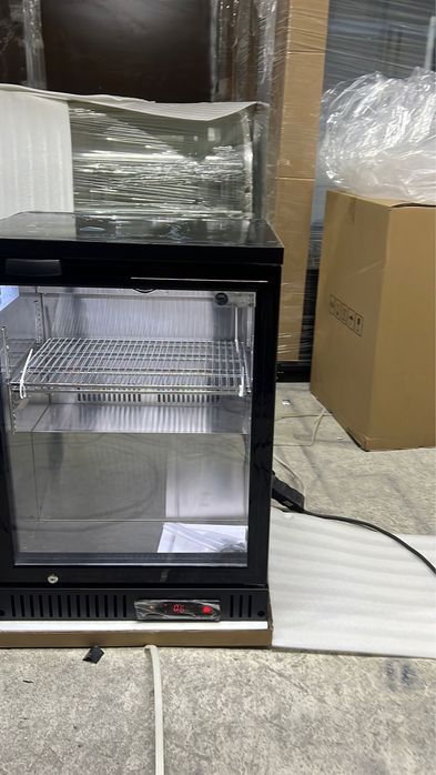 Vitrina frigorifica de tip minibar neagra  cu o usa