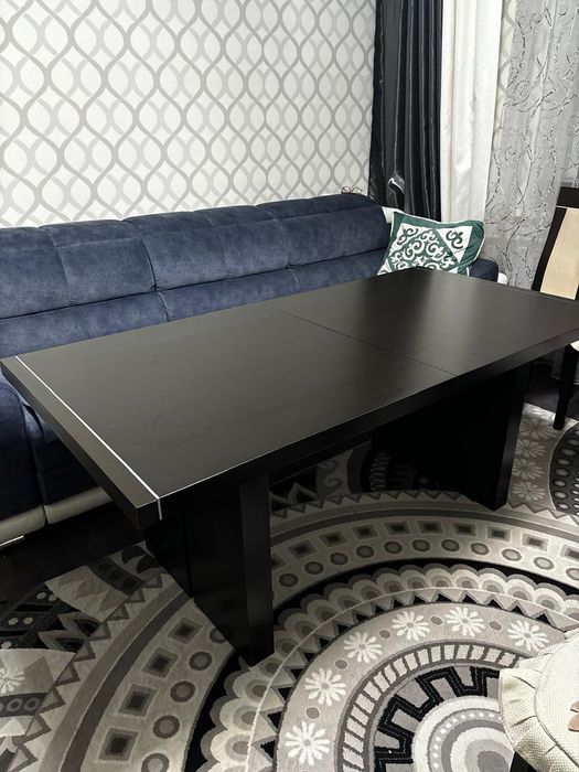 Стол со стульями.