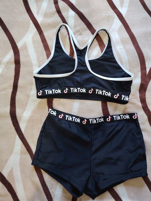 Продам купальник на девочку 8 лет.