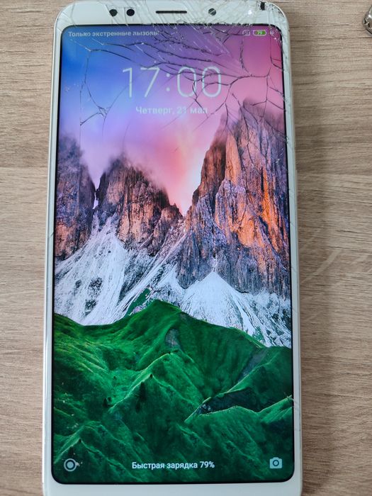 Смартфон Xiaomi Redmi 5 Plus, рабочий, экран разбит