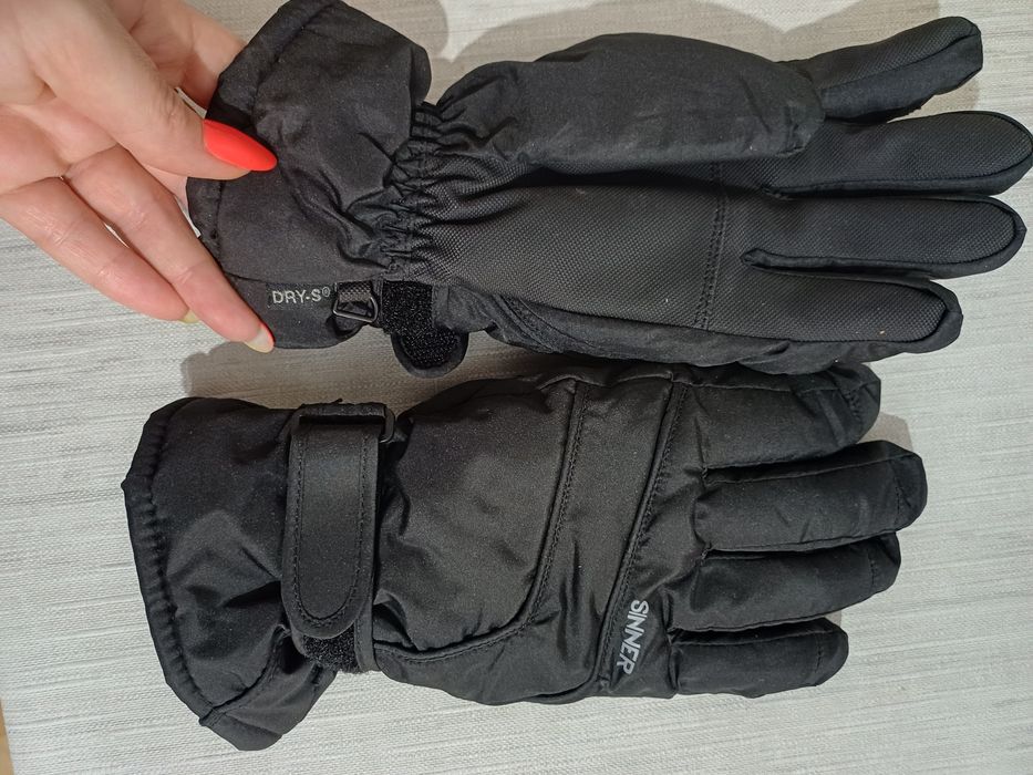 Ръкавици,очила/маска и насочени за ски или сноуборд