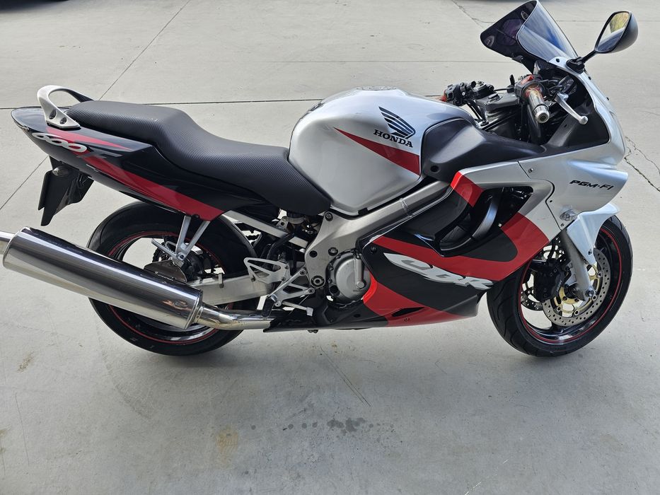Honda CBR F4i cauta Pilot nou