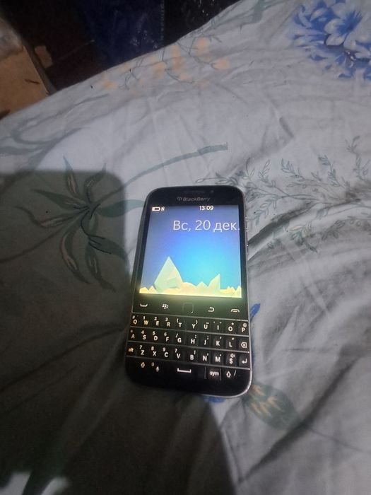 Продам телефон блек вери  в отличном состояний .