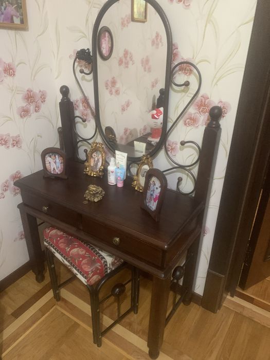 Металлическая кровать тумбочки трюмо