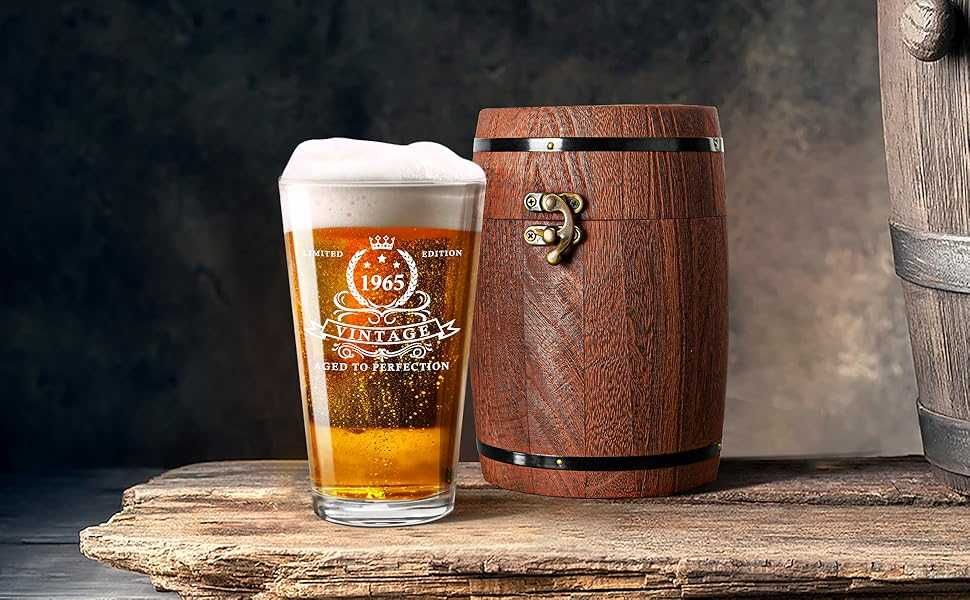 Pahar bere aniversar 450 ml, sticla fara plumb, in cutie cadou tip butoi, editie 1965, maro
