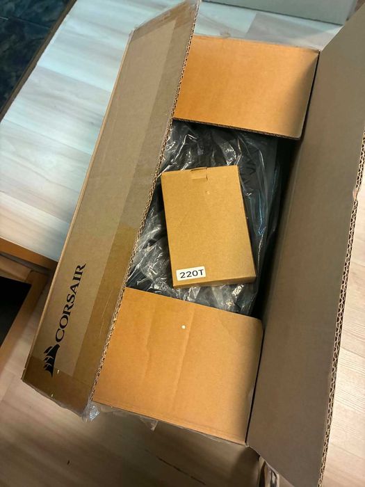 Компютърна кутия Corsair 220TRGB